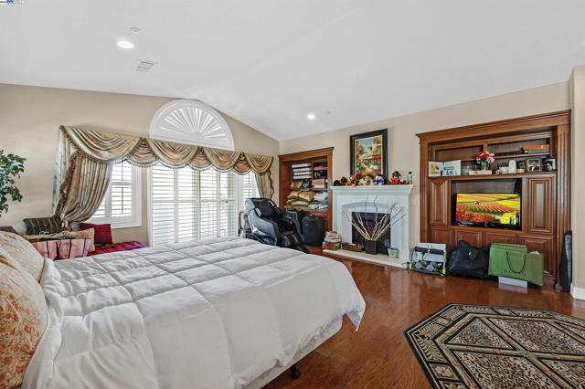 6013 Kingsmill Ter, Dublin CA: https://media.crmls.org/mediaz/daa3ef13-9a67-4d85-96cd-c6abf5565919.jpg