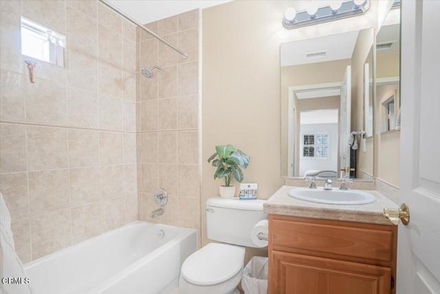 3347 Rockhampton Drive, Camarillo CA: https://media.crmls.org/mediaz/daa4b980-0d1e-4bde-a60e-ed30edbb9595.jpg