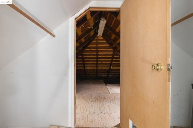 102 Hamilton Pl, Oakland CA: https://media.crmls.org/mediaz/daa521dc-b4bd-4d8f-ba12-04ed6df880b0.jpg