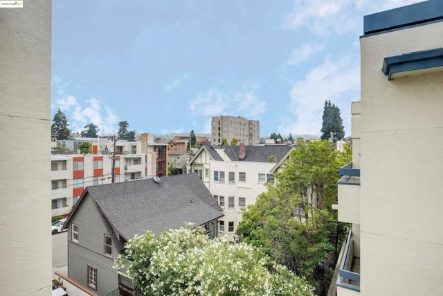 389 Belmont St, Oakland CA: https://media.crmls.org/mediaz/daa59027-2f64-461f-9f6e-2ae074f0dc3d.jpg