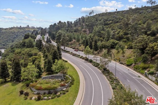 2286 Canyonback Road, Los Angeles CA: https://media.crmls.org/mediaz/daa5974c-254d-4f5a-a107-cf70d940c7bc.jpg