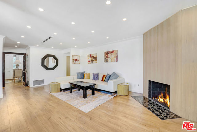 6409 Graves Avenue, Lake Balboa CA: https://media.crmls.org/mediaz/daa6d0ad-dc22-4793-86c6-e42eb0688149.jpg