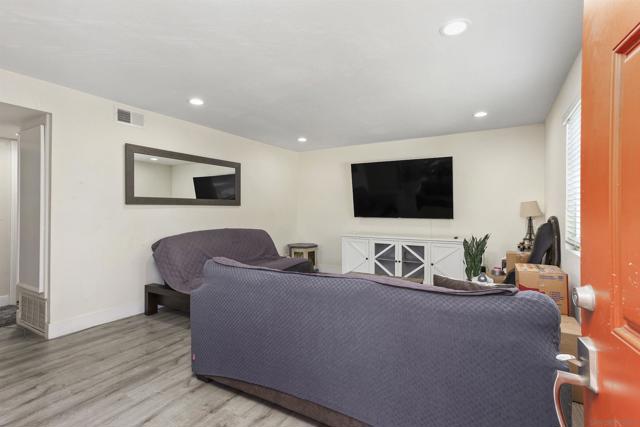 530 Calle Montecito, Oceanside CA: https://media.crmls.org/mediaz/daa74565-17ee-4c48-92d2-b2a8e3e890d6.jpg