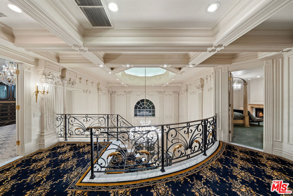 https://media.crmls.org/mediaz/daa74816-d760-4718-a962-8a76698f1b2d.jpg?preset=X-Large