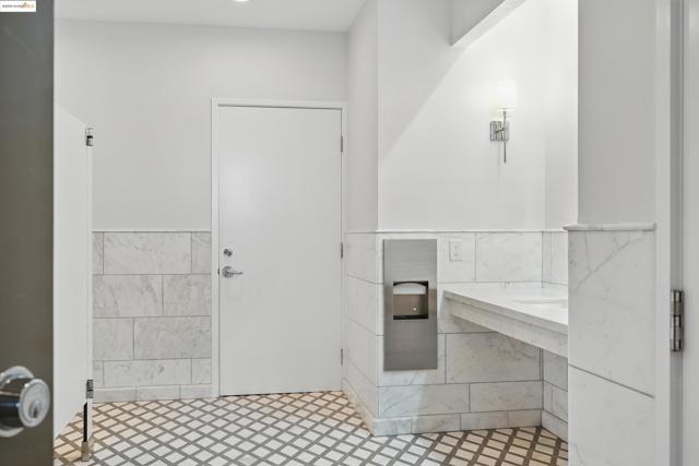 565 Bellevue Ave, Oakland CA: https://media.crmls.org/mediaz/daa7bc42-77f2-4417-b73c-31071a7ba880.jpg