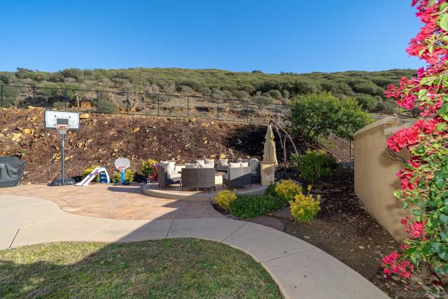 847 Cannondale Ct, San Marcos CA: https://media.crmls.org/mediaz/daa92f69-8287-4693-b014-e6bc1973d490.jpg