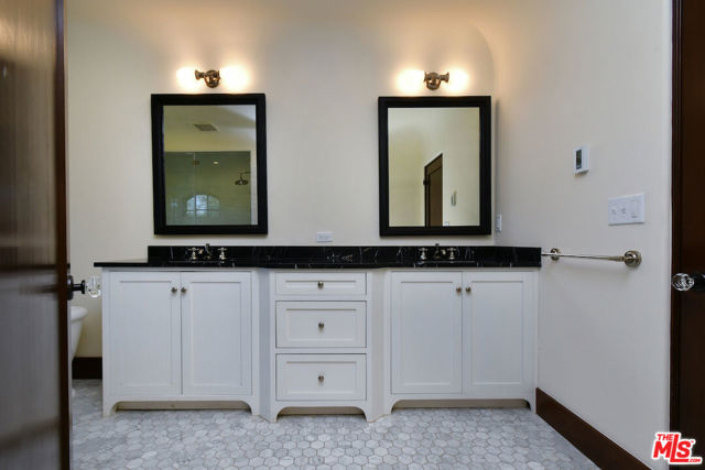 4352 Forman Avenue, Toluca Lake CA: https://media.crmls.org/mediaz/daa9d7f5-7448-4297-a6bd-e21223ee6048.jpg