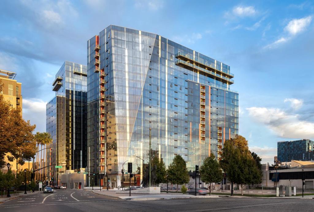 188 W Saint James Street #10810