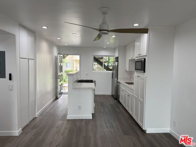 6471 Kanan Dume Road, Malibu CA: https://media.crmls.org/mediaz/daaabbf6-cf9f-40fe-b85d-394523b600b7.jpg