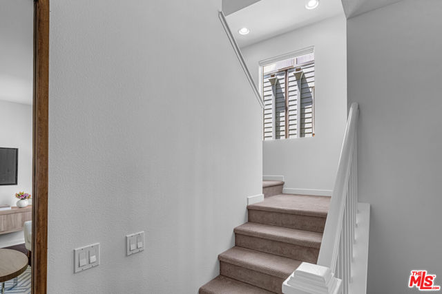 5633 Observation Lane, Los Angeles CA: https://media.crmls.org/mediaz/daab96a7-37f2-4ec1-8fc6-e8b95c391005.jpg