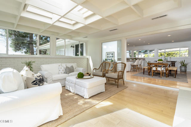 5045 Redwillow Lane, La Canada Flintridge CA: https://media.crmls.org/mediaz/daac505f-8cf4-4967-a859-2fafbefbe07f.jpg