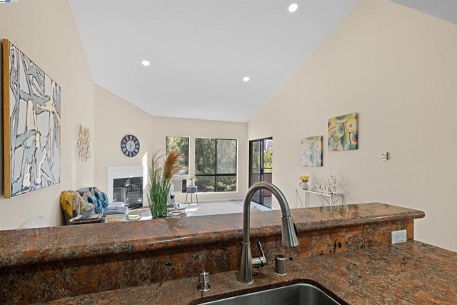 39219 Guardino Dr, Fremont CA: https://media.crmls.org/mediaz/daad98b9-1989-4dd1-b379-699450baa55f.jpg
