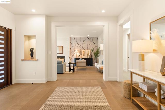 30 Lincolnshire Dr, Oakland CA: https://media.crmls.org/mediaz/daaee2fb-2cb7-4ff6-a86b-a3a47fc1e96b.jpg