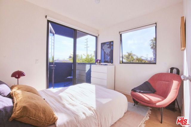 906 Superba Avenue, Venice CA: https://media.crmls.org/mediaz/daaf273e-1946-4494-bb81-2022c995d1c0.jpg