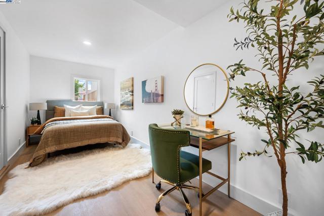 282 Bright St, San Francisco CA: https://media.crmls.org/mediaz/dab0bc14-0269-4d61-94d7-373a31bb5107.jpg
