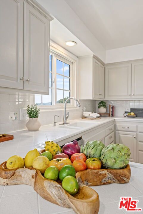 3228 Sagamore Way, Los Angeles CA: https://media.crmls.org/mediaz/dab11182-2f75-4345-aebf-8f4d9b9ecbff.jpg