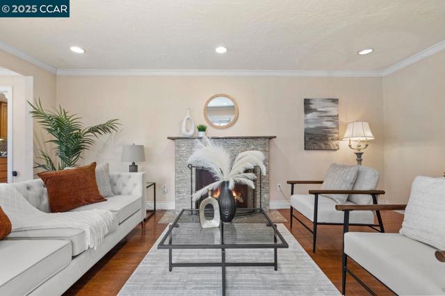 2401 Casa Way, Walnut Creek CA: https://media.crmls.org/mediaz/dab142a7-582a-4f01-9ab9-92e52837b4e9.jpg