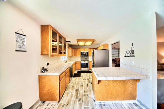 4516 Old Mill Ct, Salida CA: https://media.crmls.org/mediaz/dab14540-3271-4b22-81ed-3ef46834567f.jpg