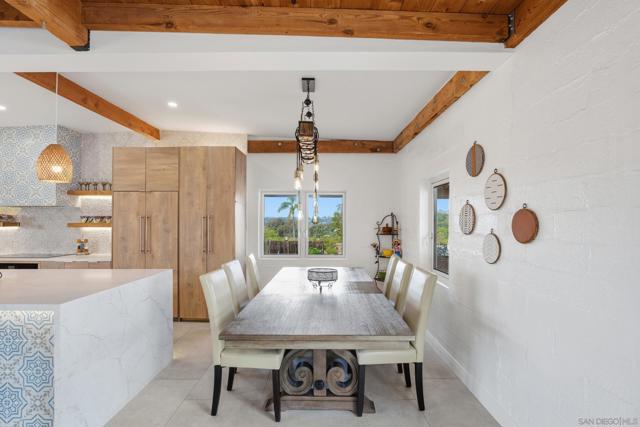 1047 Highland Dr, Del Mar CA: https://media.crmls.org/mediaz/dab168c9-03ed-4dad-a2c4-552706affe05.jpg