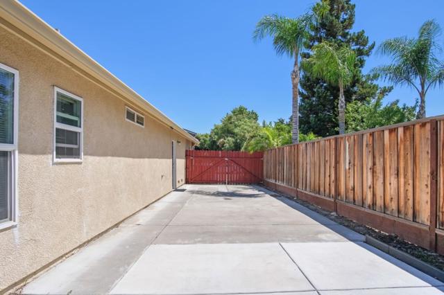 2311 Portifino Street, Manteca CA: https://media.crmls.org/mediaz/dab1d212-fb23-4c15-872d-3a4ff167c272.jpg