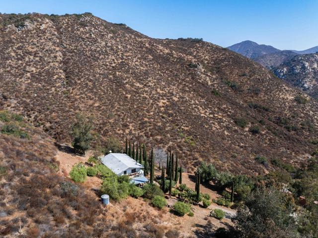 4426 MODEL A FORD LANE, El Cajon CA: https://media.crmls.org/mediaz/dab3469d-d4ea-480f-b2c0-0c348368713f.jpg