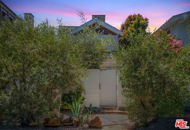 1210 Cabrillo Avenue, Venice CA: https://media.crmls.org/mediaz/dab42078-b784-4feb-b995-feab4dc63b67.jpg