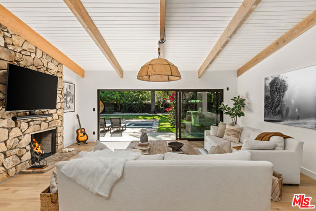 5831 Elba Place, Woodland Hills CA: https://media.crmls.org/mediaz/dab55c09-5010-4865-839f-9a73e5e70259.jpg