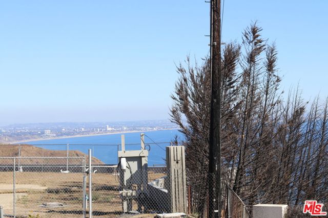 20776 Big Rock Drive, Malibu CA: https://media.crmls.org/mediaz/dab59c95-bd1f-4462-8022-1551e4c70014.jpg