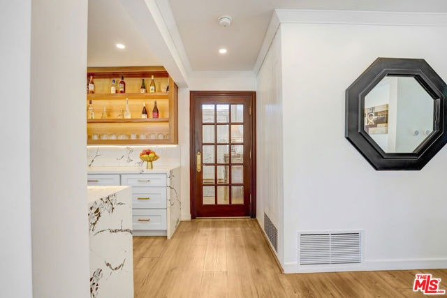 6409 Graves Avenue, Lake Balboa CA: https://media.crmls.org/mediaz/dab5b11c-14ac-4d09-986d-d7e86d32e581.jpg