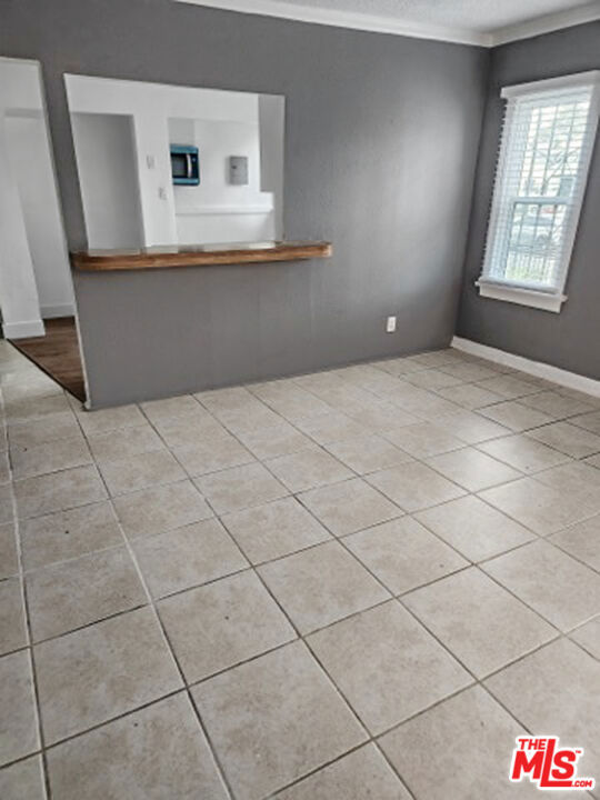 2074 W 54th Street, Los Angeles CA: https://media.crmls.org/mediaz/dab60257-1590-438d-81d9-e6f940787517.jpg