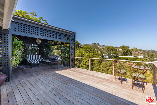 1612 Gilcrest Drive, Beverly Hills CA: https://media.crmls.org/mediaz/dab6169b-fc6e-4a63-a539-efd356170687.jpg