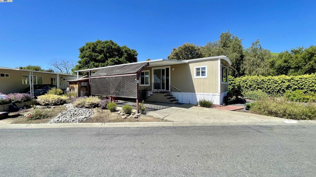 711 Old Canyon Rd, Fremont, CA 94536