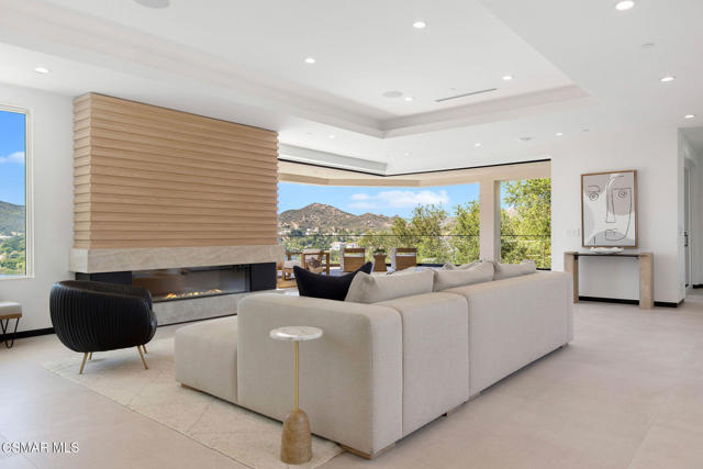 118 Giles Road, Lake Sherwood CA: https://media.crmls.org/mediaz/dab77dd3-8d18-49d2-89ed-032a49d60adf.jpg