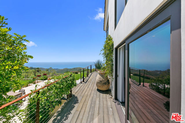 27450 Calicut Road, Malibu CA: https://media.crmls.org/mediaz/dab858aa-9f80-49cc-af6a-482b3b506c4e.jpg
