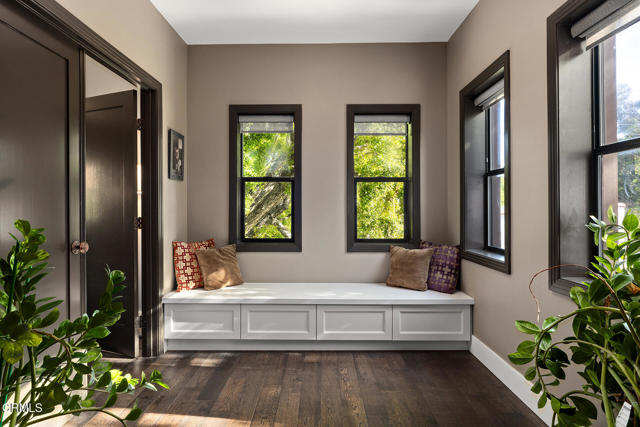 1052 New York Drive, Altadena CA: https://media.crmls.org/mediaz/dab87f22-8259-4f61-842d-9164b99197e7.jpg