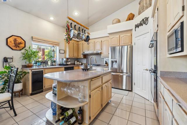 Image 16 of 54 For 28770 Barn Rock Dr