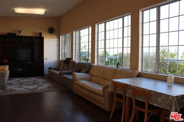 11502 Dona Teresa Drive, Studio City CA: https://media.crmls.org/mediaz/dab9f714-82ca-40ed-8c6f-3dd37ed68548.jpg