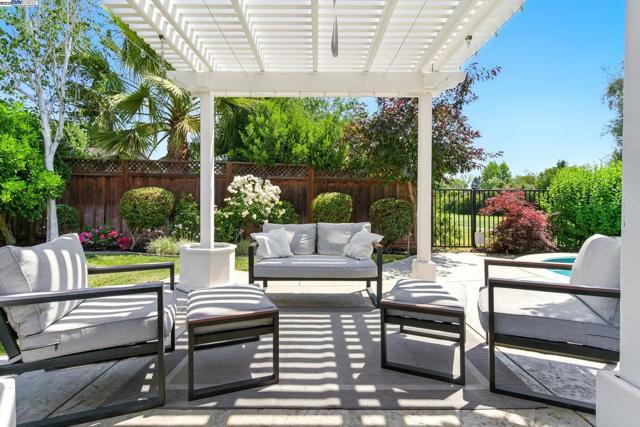 9658 Broadmoor Dr, San Ramon CA: https://media.crmls.org/mediaz/daba75c5-276c-4d71-946a-608a4757d699.jpg
