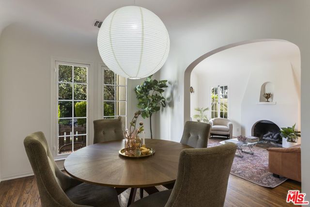 7361 Oakwood Avenue, Los Angeles CA: https://media.crmls.org/mediaz/dabbbc84-dec0-41e3-9557-e3346e49e4bf.jpg