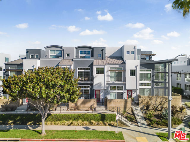 5350 Playa Vista Drive, Playa Vista CA: https://media.crmls.org/mediaz/dabbd401-9b67-4b9b-8d8c-26de081f1b7e.jpg