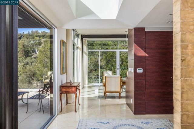 2 Crane Ct, Orinda CA: https://media.crmls.org/mediaz/dabbf293-8014-4e80-aa30-7bced1d571d6.jpg