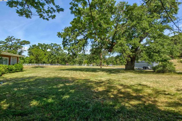 2051 Dollarhide Rd,  CA: https://media.crmls.org/mediaz/dabcfa93-a276-4c2e-bf53-5565d2838d1f.jpg