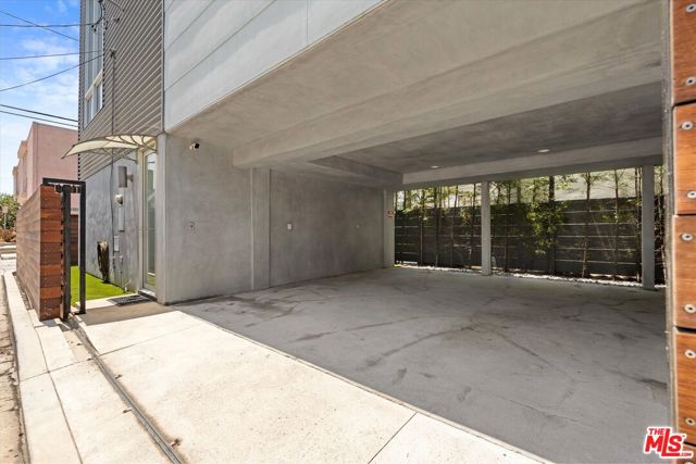 483 Carroll Canal Court, Venice CA: https://media.crmls.org/mediaz/dabd43e0-1c8d-486c-817b-1aff43e60c20.jpg