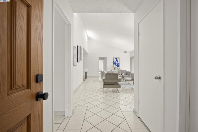 3527 Magnolia Dr, Alameda CA: https://media.crmls.org/mediaz/dabd7229-7082-4229-adb2-7014a8aed8c4.jpg