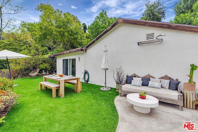 2316 Laurelmont Place, Los Angeles CA: https://media.crmls.org/mediaz/dabdc62e-d667-4ace-813f-6e5b43eec945.jpg