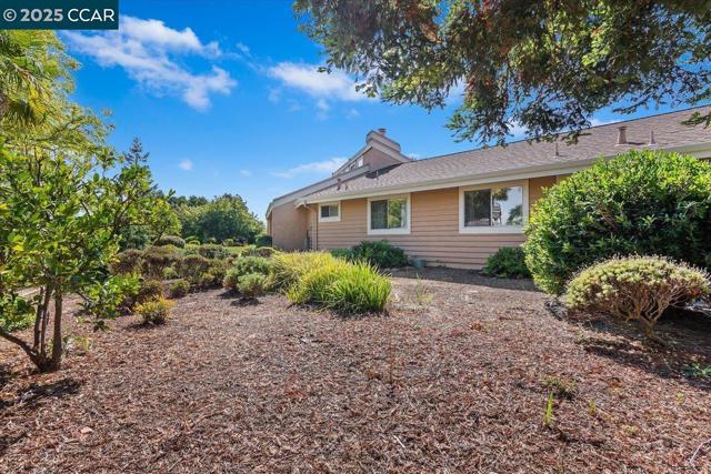 2323 Grosvenor Heights Ct, Livermore CA: https://media.crmls.org/mediaz/dabe422c-e610-4783-80a0-f48be1eff7d4.jpg