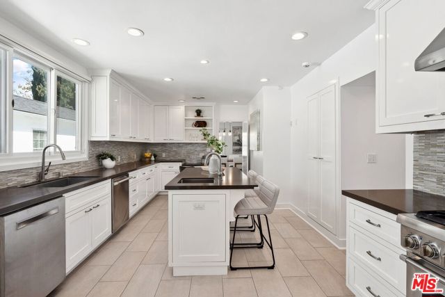 149 S Wetherly Drive, Beverly Hills CA: https://media.crmls.org/mediaz/dabf2bf8-afca-4393-97bd-dae95262a3f7.jpg