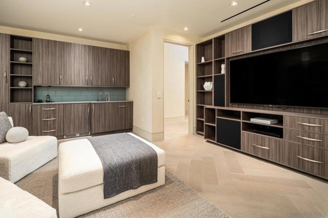 6005 La Jolla Scenic Dr S, La Jolla CA: https://media.crmls.org/mediaz/dabfe058-bb32-4109-b8b3-1fc0d55a8a77.jpg