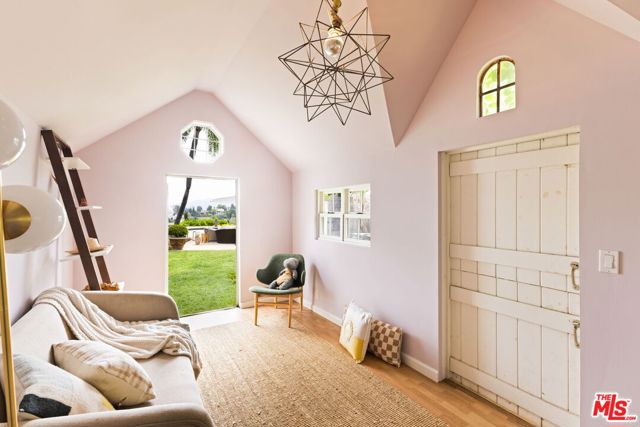 11531 Amanda Drive, Studio City CA: https://media.crmls.org/mediaz/dac0290f-b3bc-4101-9c47-116133e7ea2b.jpg
