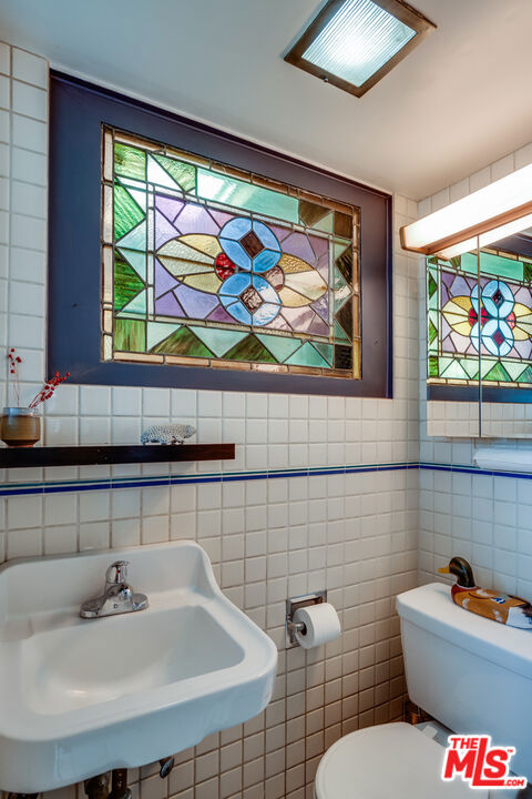 2020 Redcliff Street, Los Angeles CA: https://media.crmls.org/mediaz/dac14c62-55ca-4da1-ac25-2d8bebc5e42e.jpg
